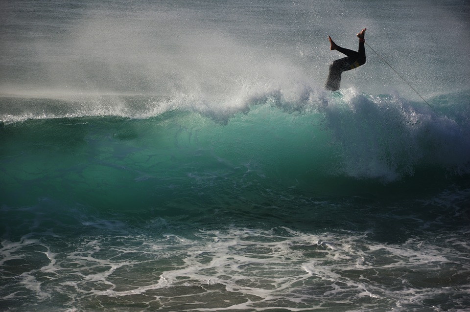 Electric clearance hover surfboard